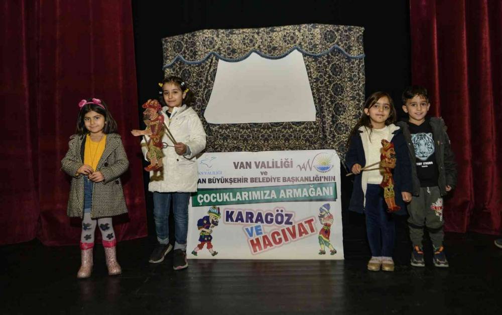 Van Büyükşehir Belediyesi çocukları Hacivat ve Karagöz’le buluşturuyor
